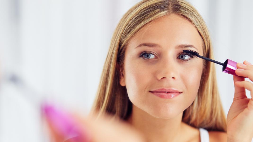 Top Contact Safety Tips You Need to Know When Applying Makeup